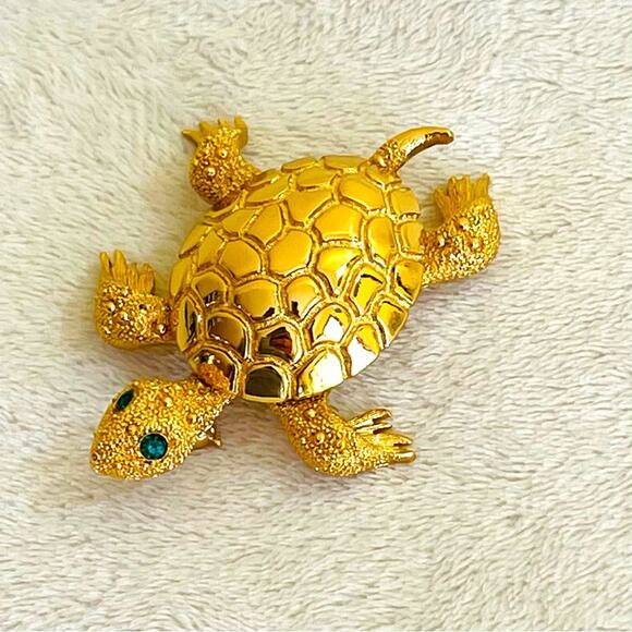 Vtg MONET Gold Tone Turtle Green Rhinestone Eyes Brooch Pin Tortoise - Picture 2 of 10